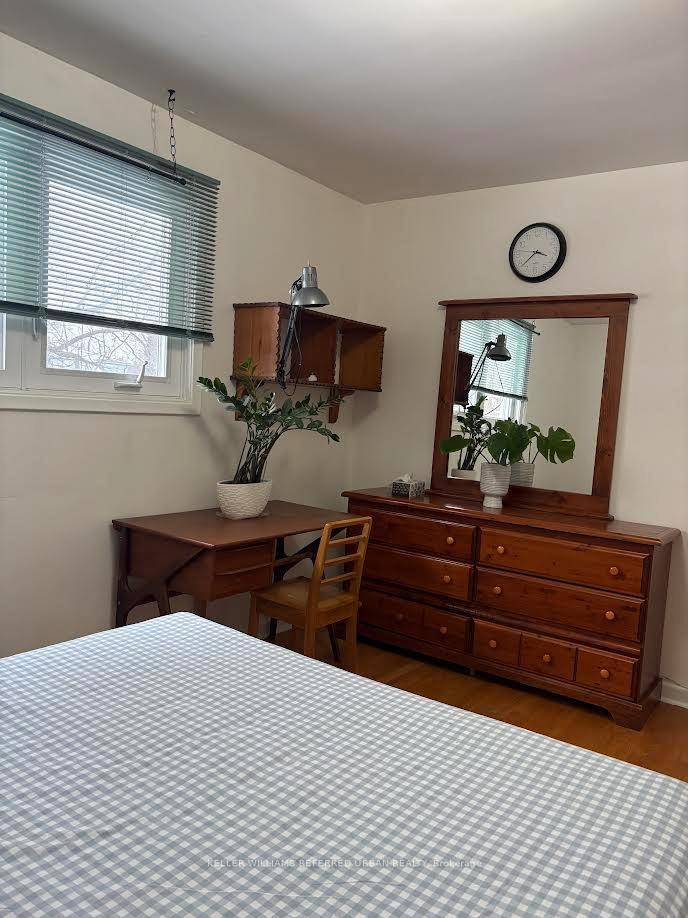 Single Occupancy for FEMALE students or Professionals.