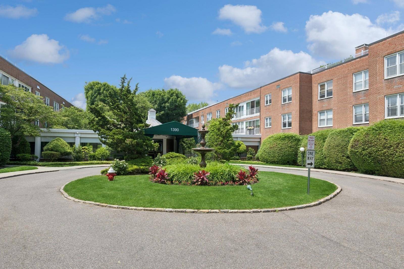 Elegant 3 Bedroom Duplex In Prime Hewlett Location.