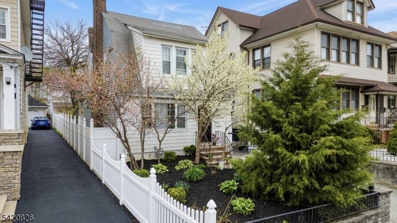 Welcome to 923 925 Kilsyth Rd !