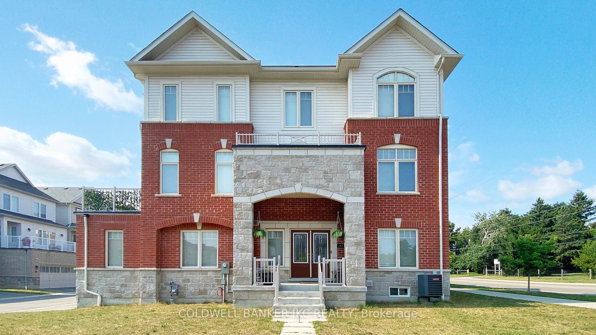 Beautiful amp ; Functional Detached Home with Bonus Den in Prime Location !