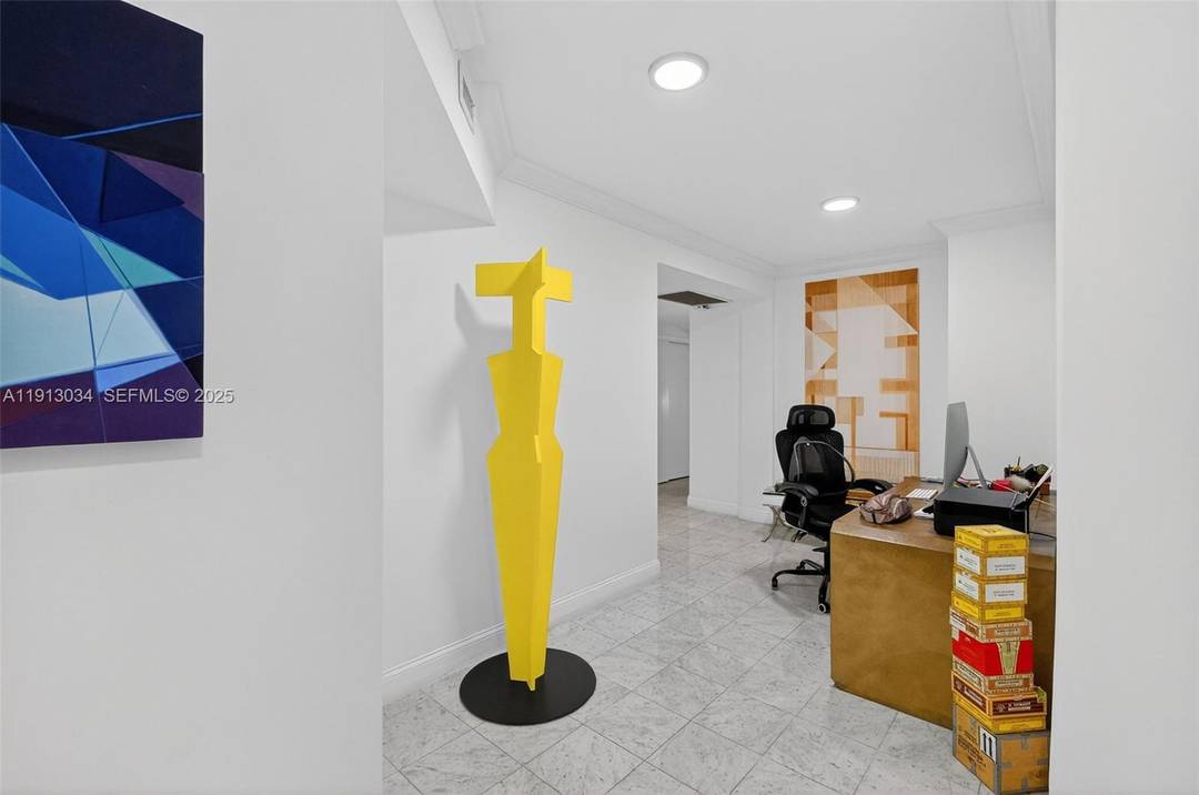 Sophisticated Garden Retreat in the Heart of Key Biscayne.