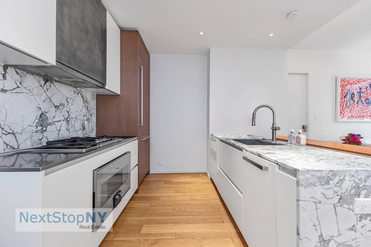 Elegant 2 Bedroom Residence in the Heart of Nolita Located in the vibrant and trendsetting neighborhood of Nolita, this rare 2 bedroom, 2 bathroom home at the boutique 75 Kenmare ...