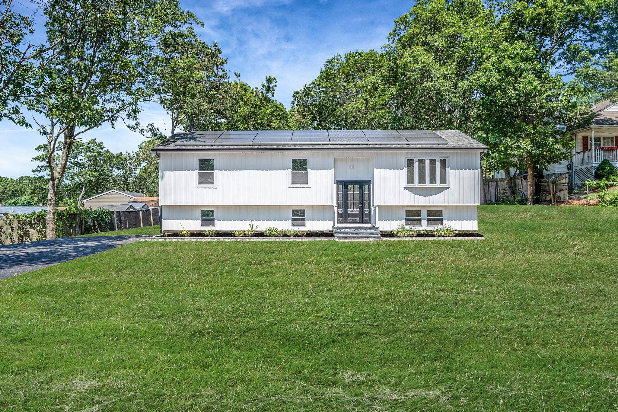 LIVING LUXURY In The Heart Of Shirley !
