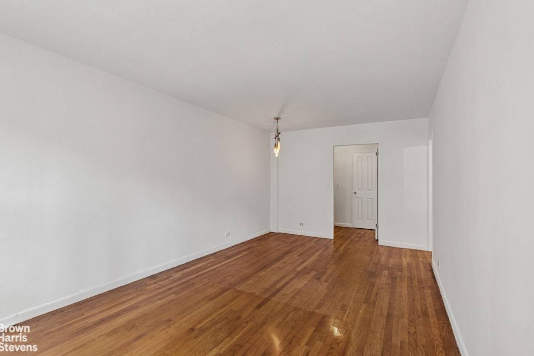 The Full Monty Come enjoy life in a sunny and spacious one bedroom for only 400, 000 !