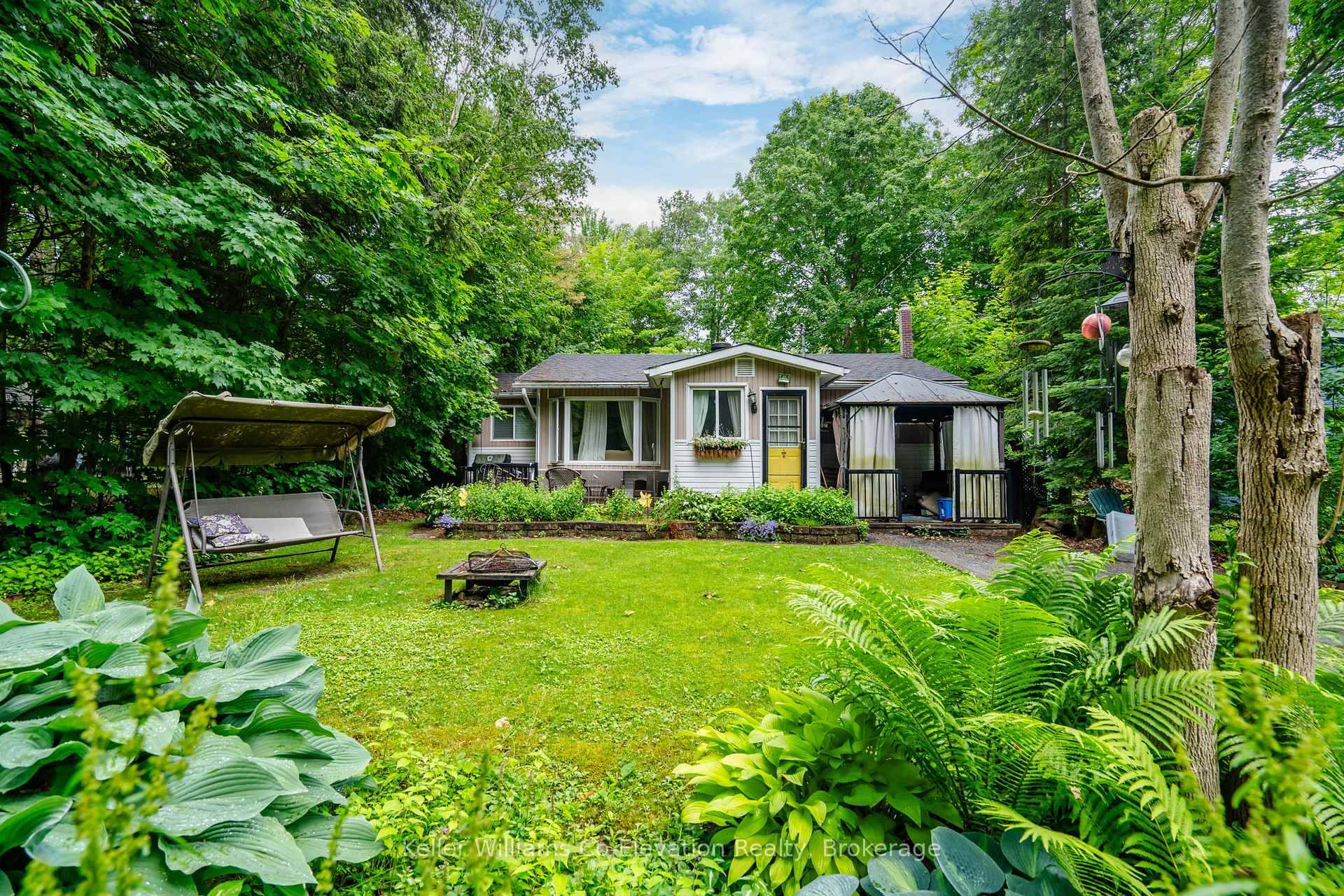 Immediate Availability ! Excellent rental opportunity walking distance to beautiful Balm Beach.
