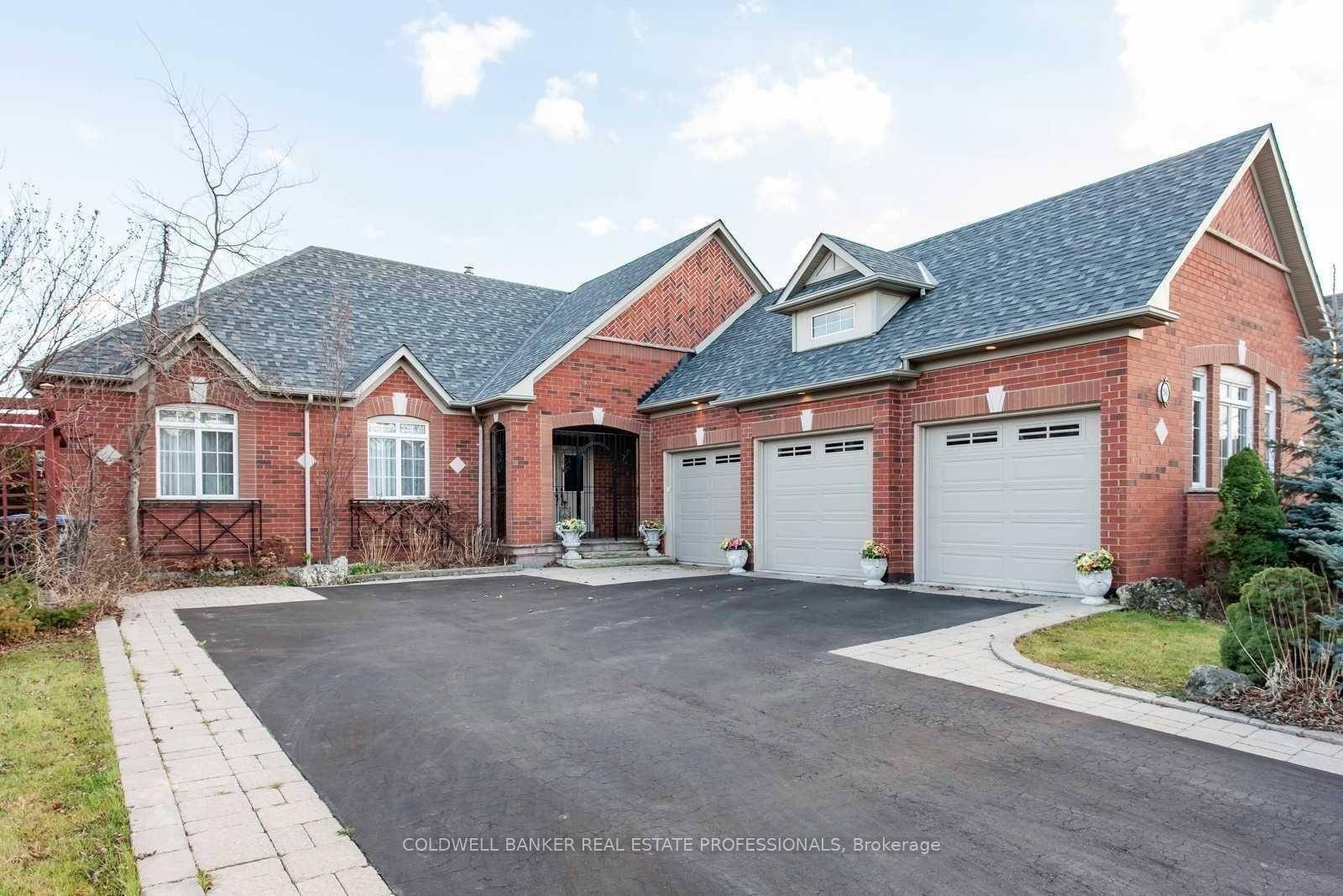 Bungalow 3 bedroom executive home situated in prestigious Lions Head Estates.