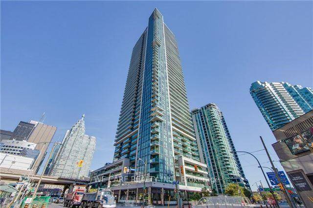 Luxury Condo By Pinnacle In The Heart Of Downtown With Stunning Views Of The Lake From the Ceiling.