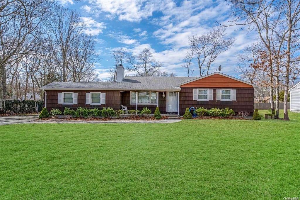 Beautiful whole house rental centrally located in Hampton Bays.