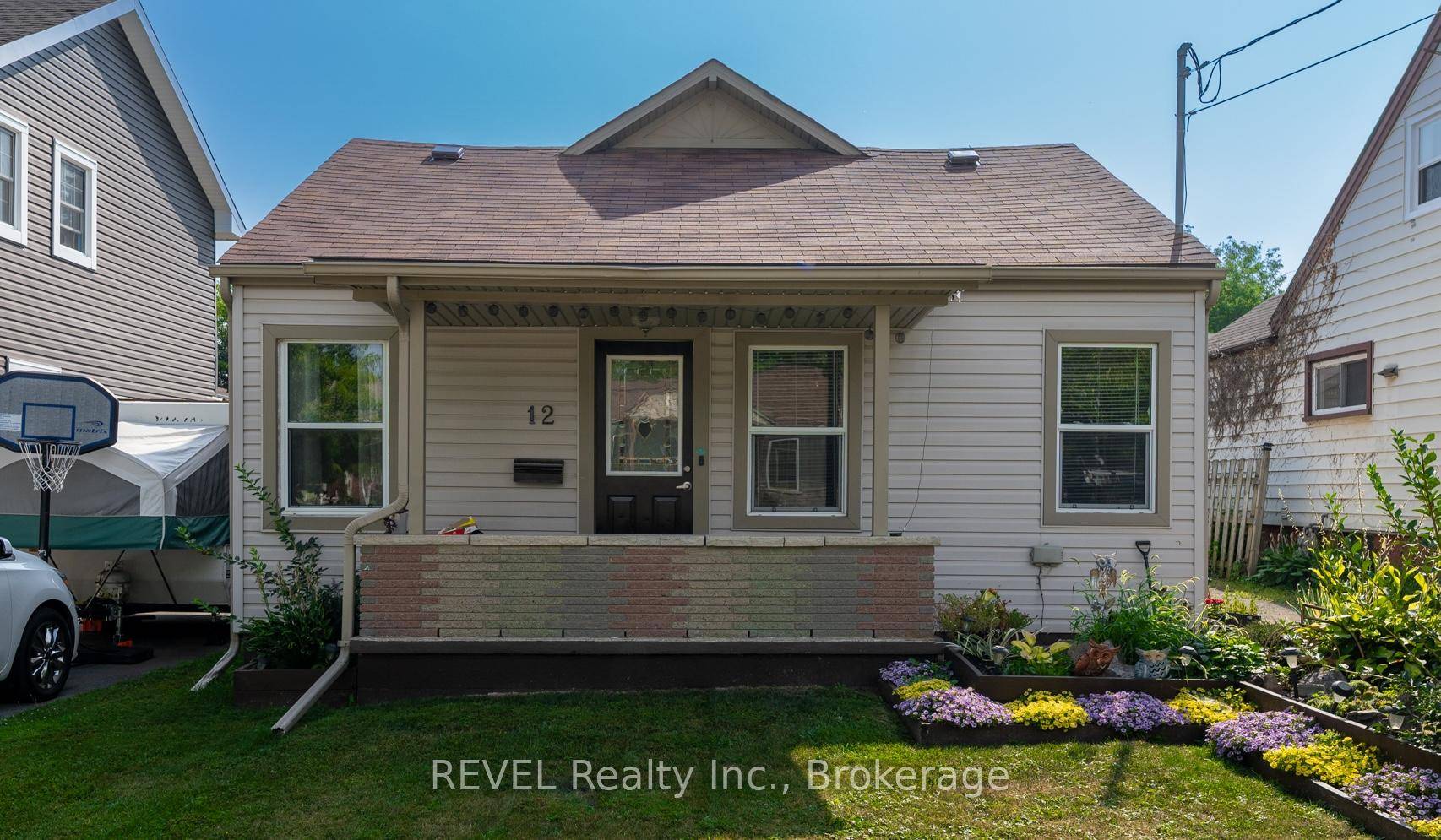 Incredible opportunity to own an updated home with in law potential on a quiet dead end street in a vibrant, family friendly neighbourhood with two parks nearby.