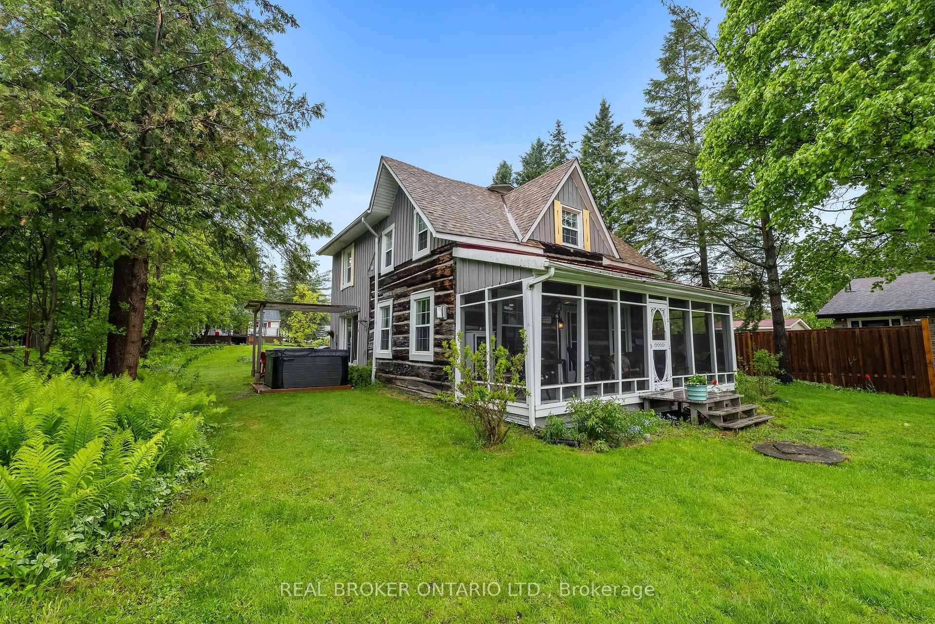 Imagine ending your busy workday in this idyllic four season riverside escape, where tranquility meets timeless charm.