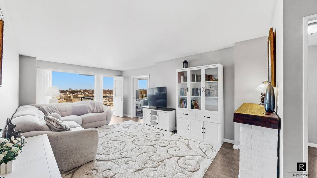 Bright High Floor 2BR with Balcony amp ; Expansive Open Views !