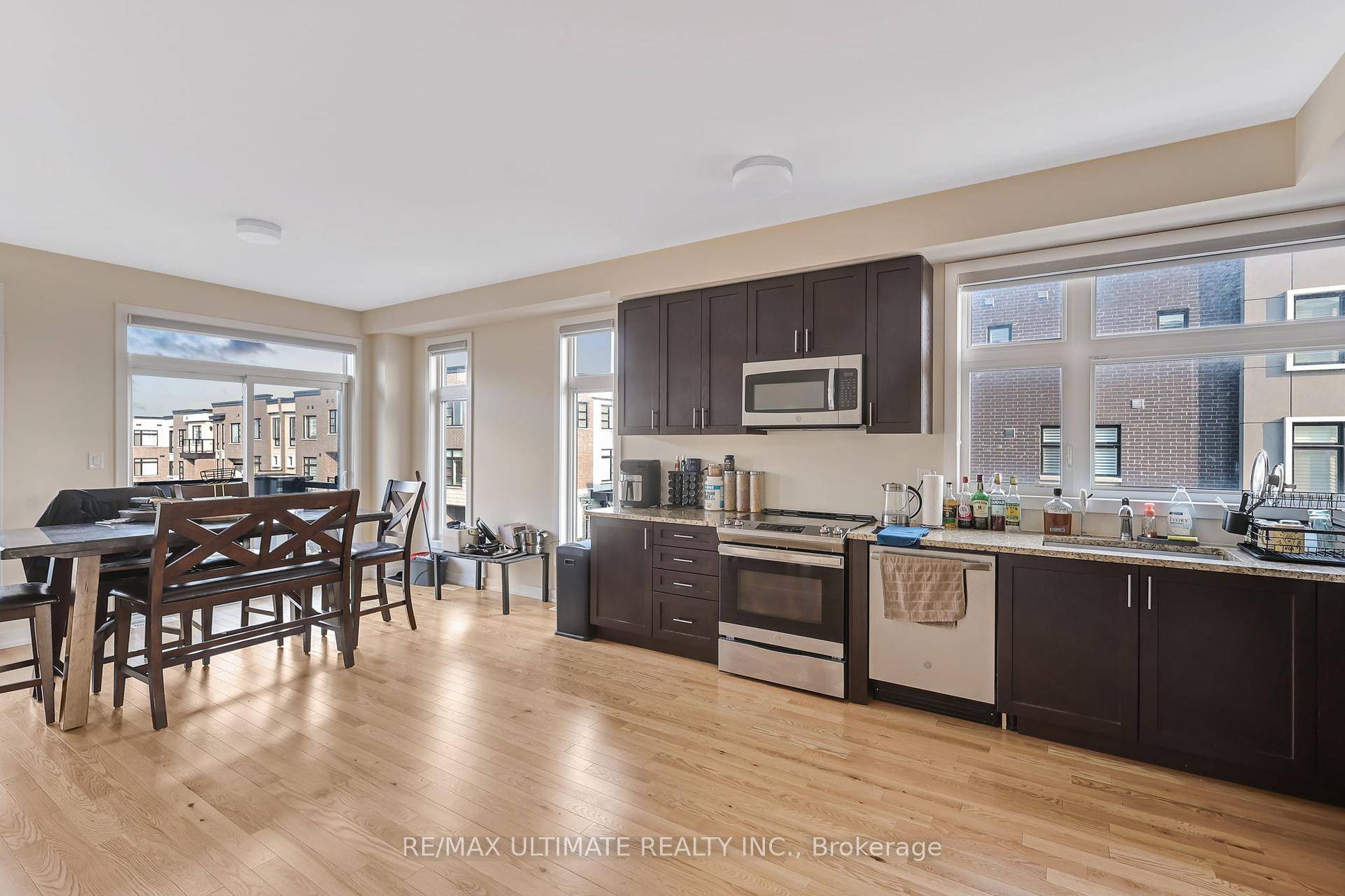 Beautiful 4 Bedroom Corner Unit Townhome in Duffin Heights !