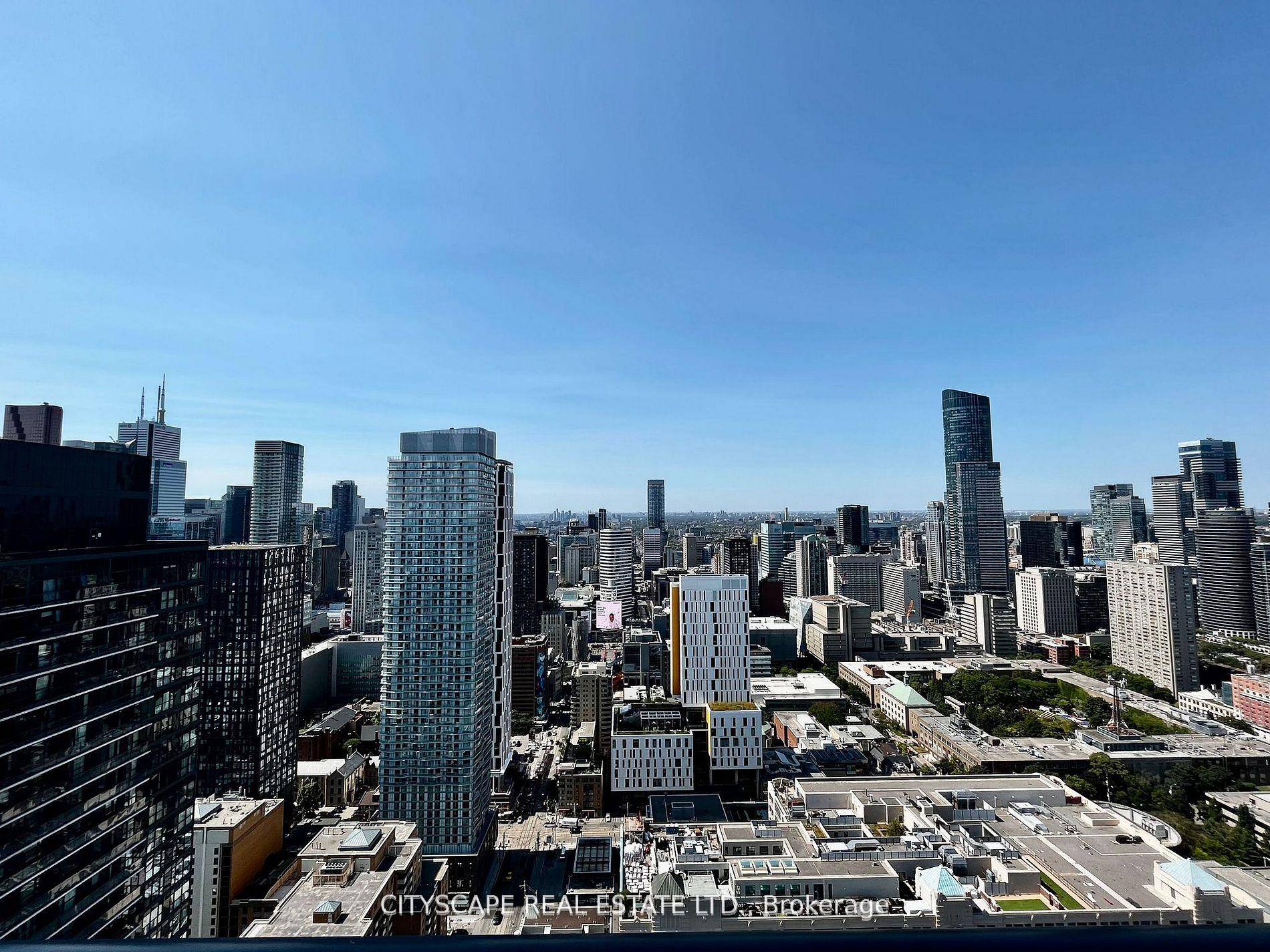 Gorgeous 2 Bedroom 2 Bathroom corner suite with Split Bedroom layout.