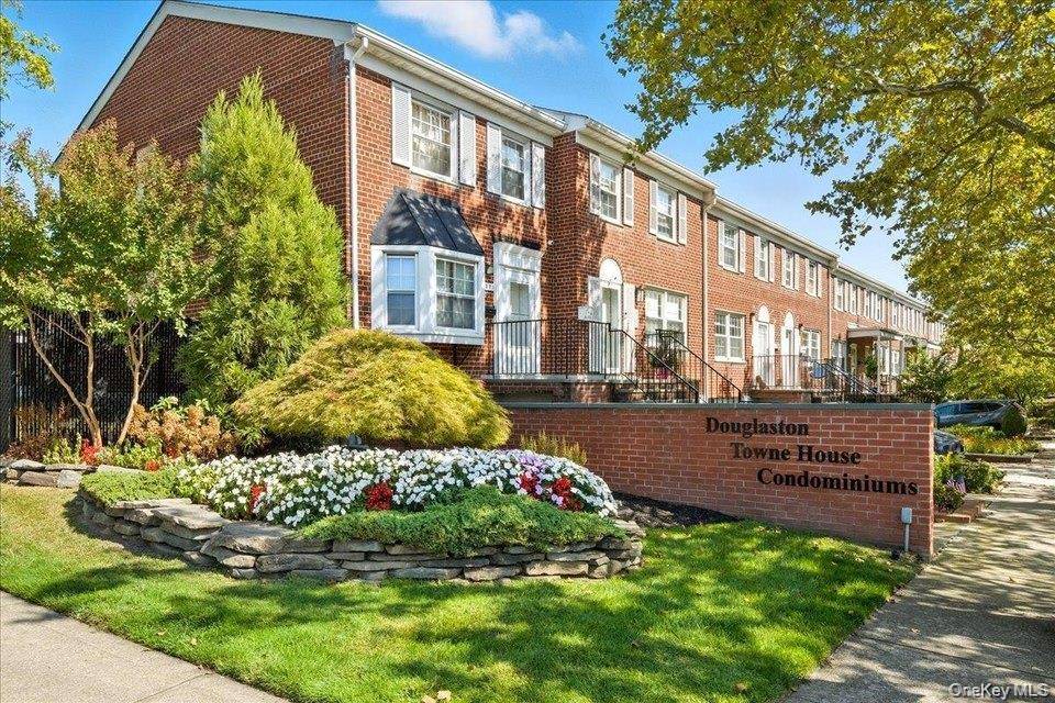 Nestled in the heart of Douglaston, this inviting condominium townhouse offers an ideal blend of modern living and community charm.