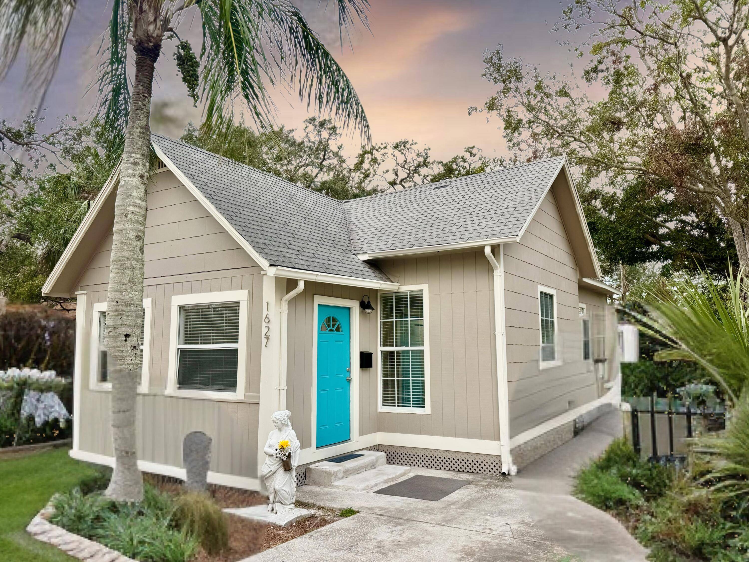 Charming beach house style cottage with 10 ft ceilings in immaculate condition, perfect starter home or ideal income producing property in a highly desirable high and dry area no flood ...