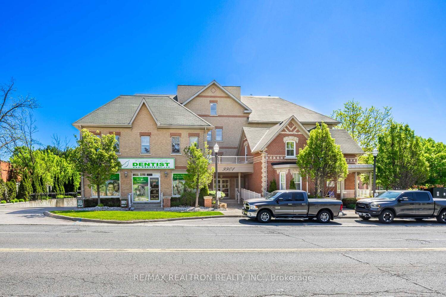 Welcome To This Beautiful, Well Maintained Spacious 1025 Square Foot Bright South Facing 1 1 Bedroom Suite Located In The Heart Of Maple.