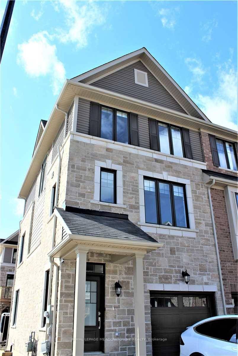 Beautiful well maintained 3 bedroom townhouse in the serene mountain area of Hamilton.