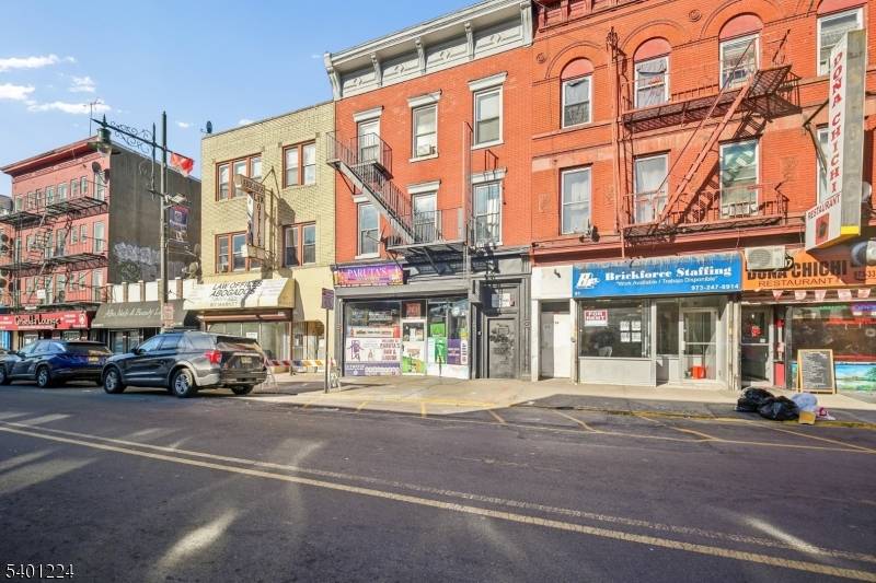 This 5 unit mixed use building features a long standing liquor store bar on the ground floor, providing stable commercial income with strong visibility along Market Street.