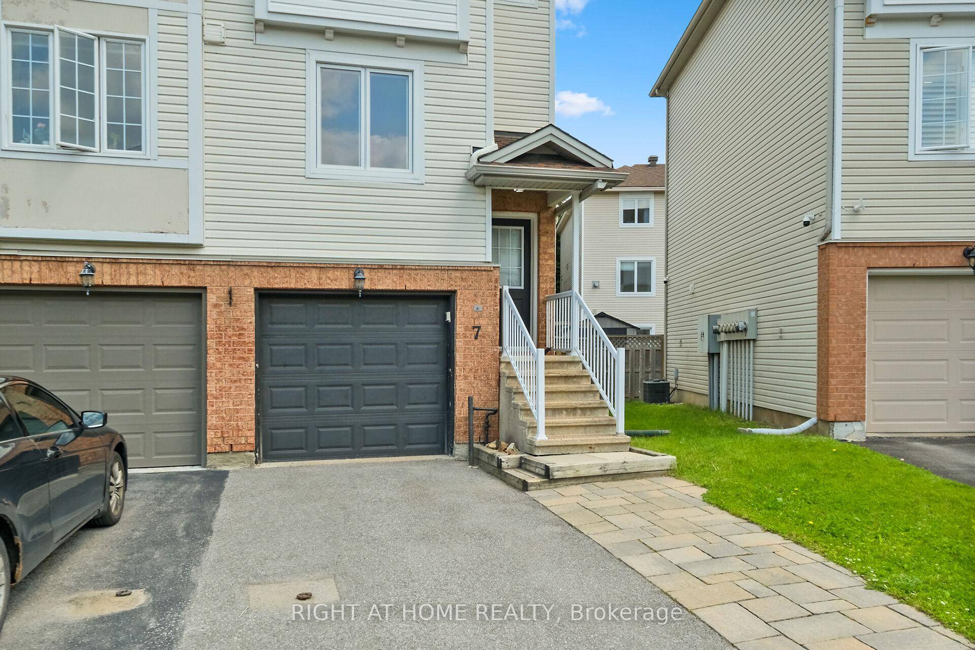 Welcome to 7 Yorkville, an end unit, freehold townhouse in the heart of Ottawa w a huge backyard amp ; a garage !