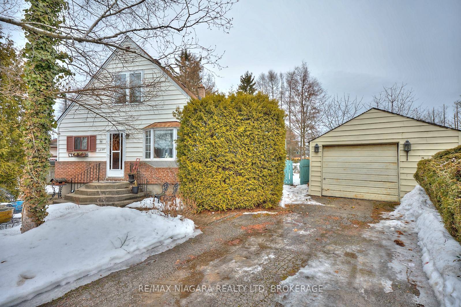 Charming Home on an Oversized Lot Backing Onto Royal Manor ParkNestled on a quiet crescent in a highly sought after neighborhood, 5590 Glamis Crescent offers a rare opportunity to own ...