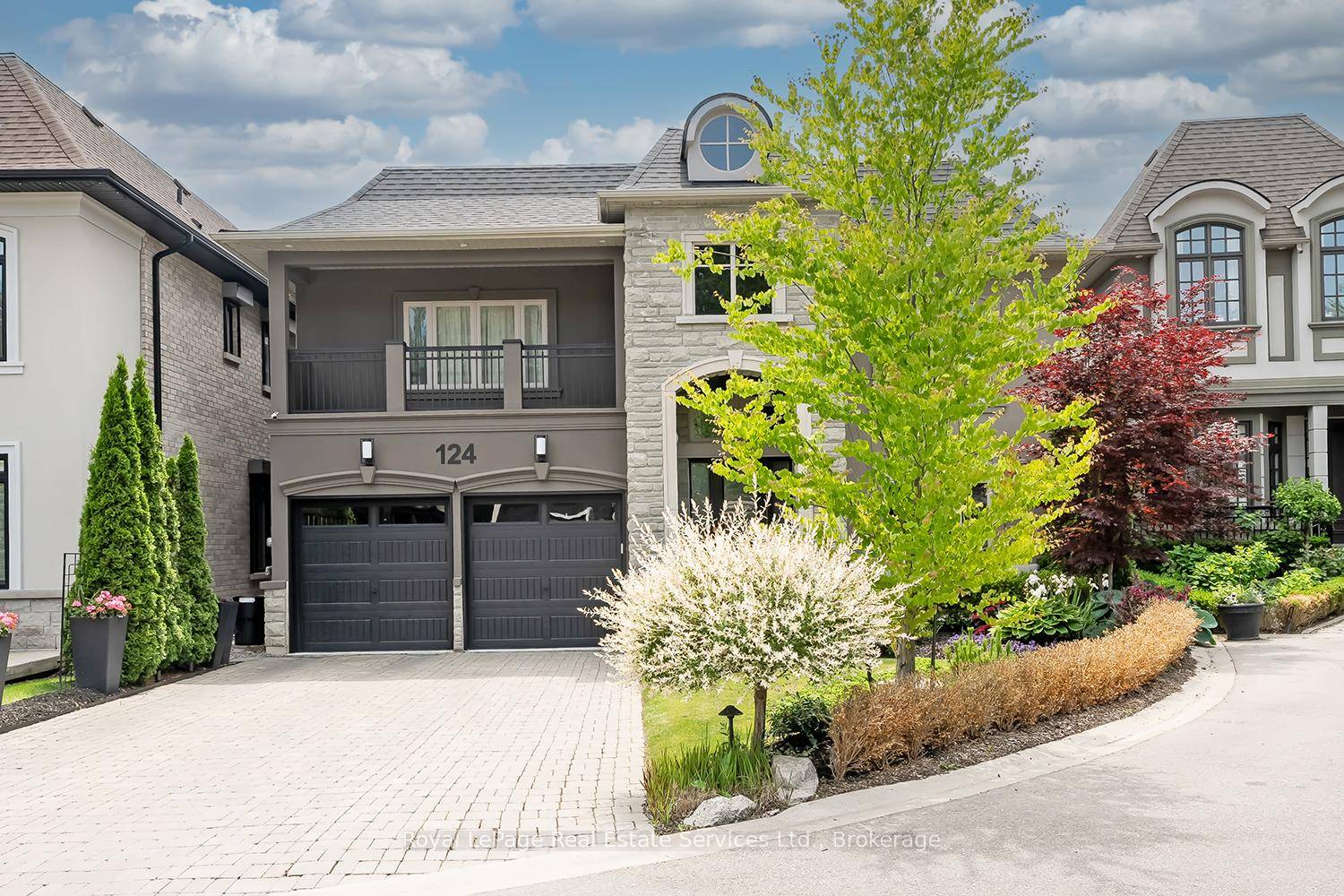 Welcome to this exceptional 4, 000 sq ft executive home nestled on a private court in one of Oakville's most sought after communities.