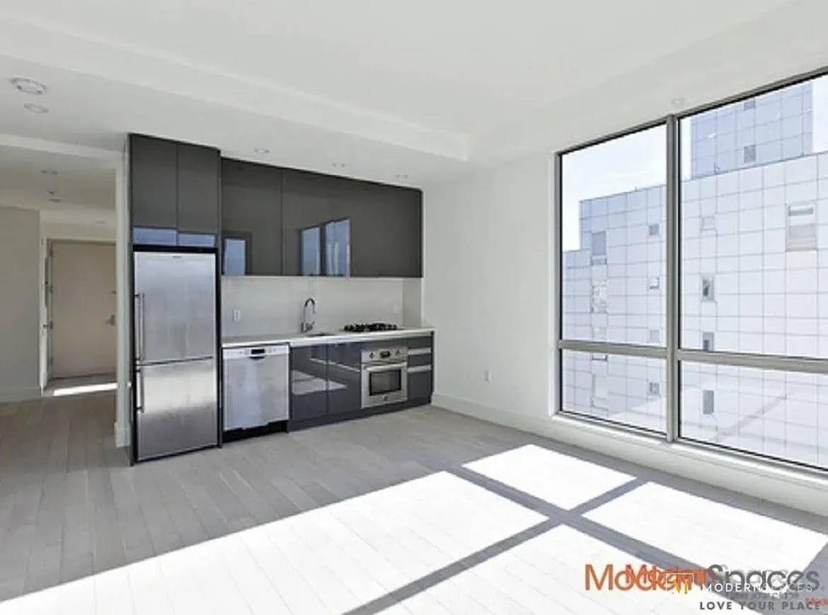 Located in prime Court Square, The Vista is located near the E, G, M and 7 trains and close to Queens Boro Plaza subway station.