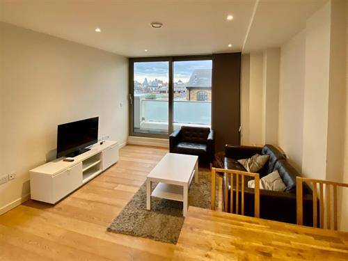 Well presented 2 bed 2 bath apartment with private parking and balcony next to the new Kings Cross quarter, N1.