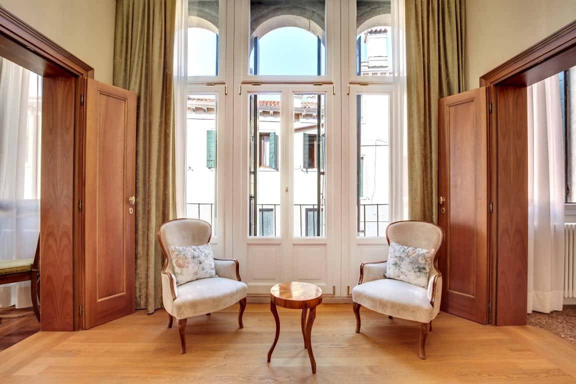 ELEGANT PROPERTY IN HISTORICAL BUILDING