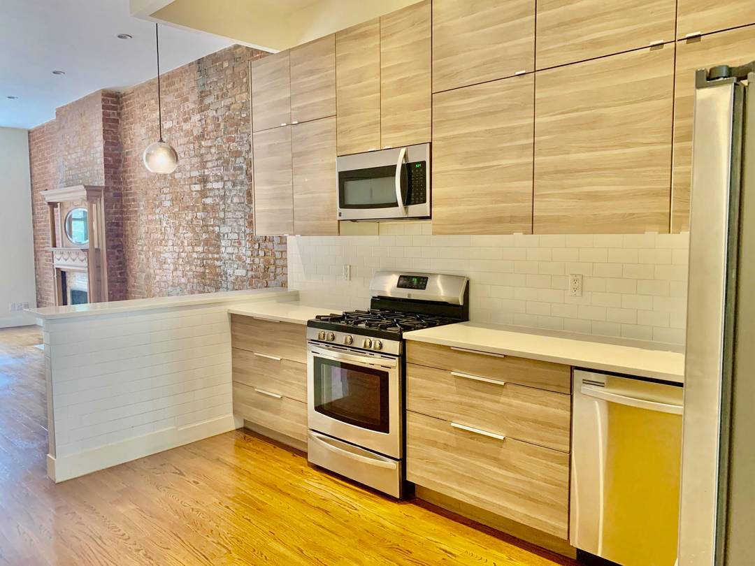 Triplex Residence – 2 Bedrooms / 4 Bathrooms /Private Garden, Hugeeee!