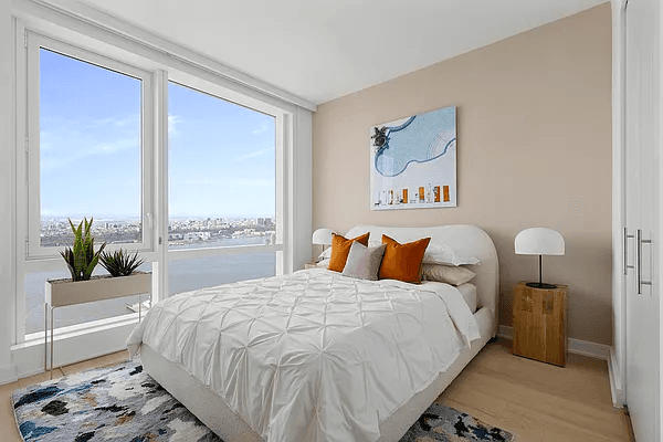 RADIANT LUXURY LIVING IN STUNNING STUDIO LOCATED IN PRIME HUDSON YARDS