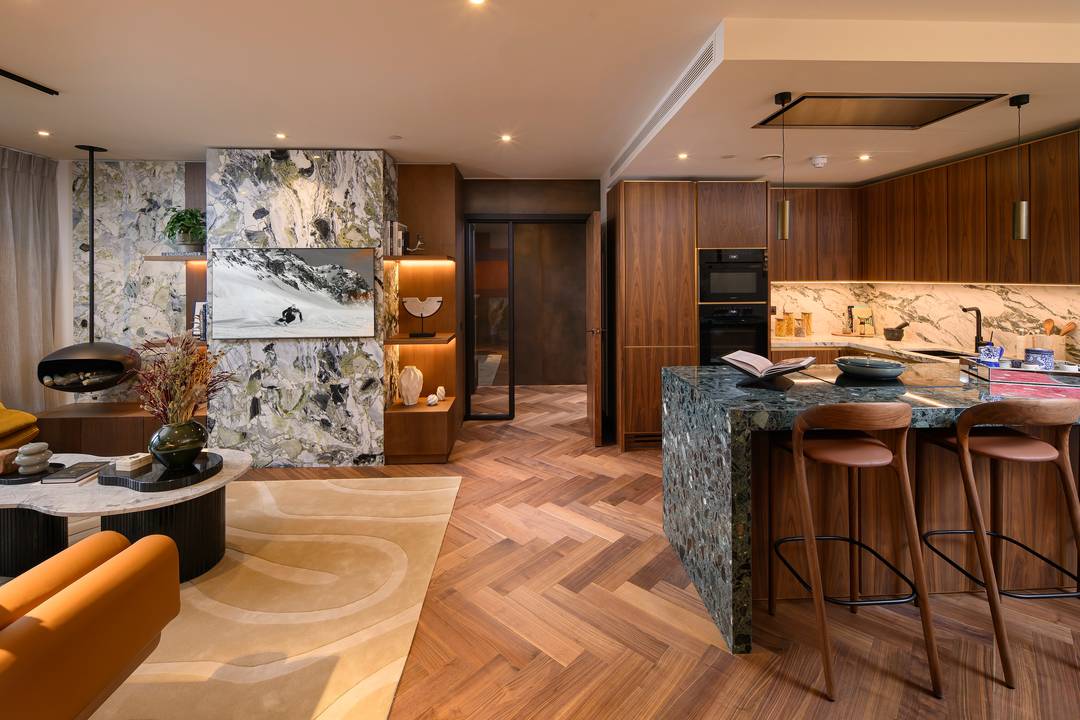 Kingfisher Court | Jade Wharf | London Dock – Three Bedroom Fourteenth Floor Apartment with Two Balconies