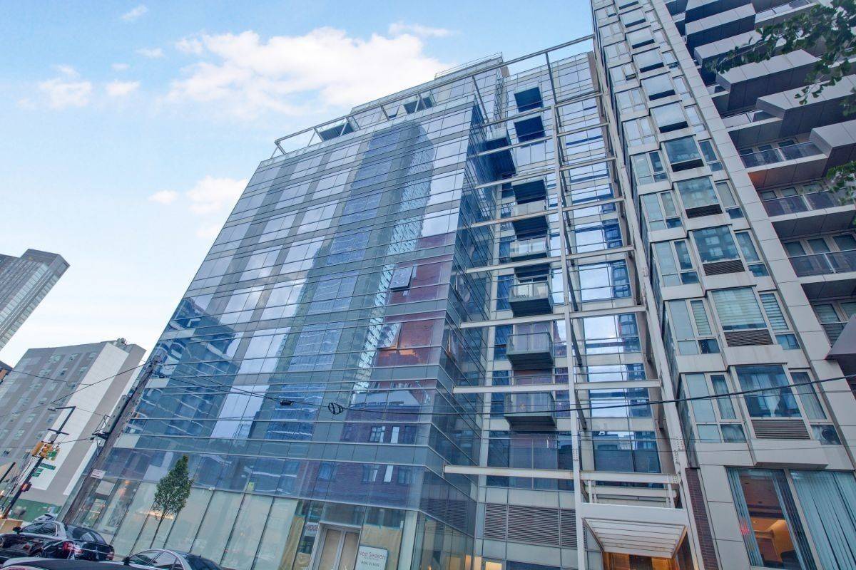Amazing deal: One bedroom with Home Office - Court Square LIC