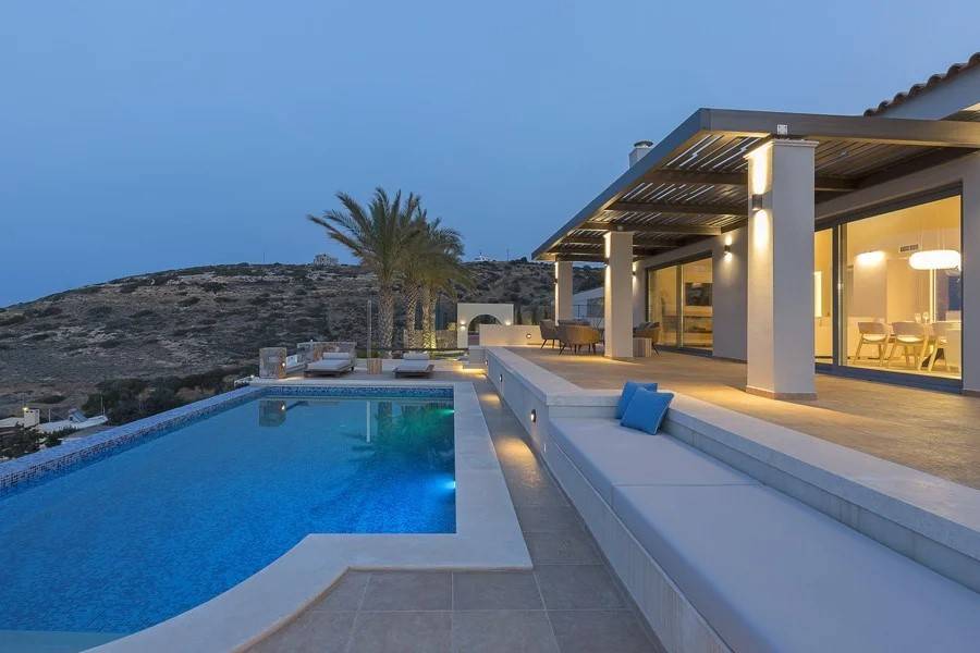 Premier villa overlooking a harbor – Private tennis court