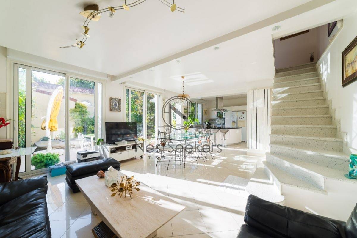 Enchanting Light-Filled Villa, Panoramic Views, Terraces, Private Courtyard, Guest House, Near Paris, France