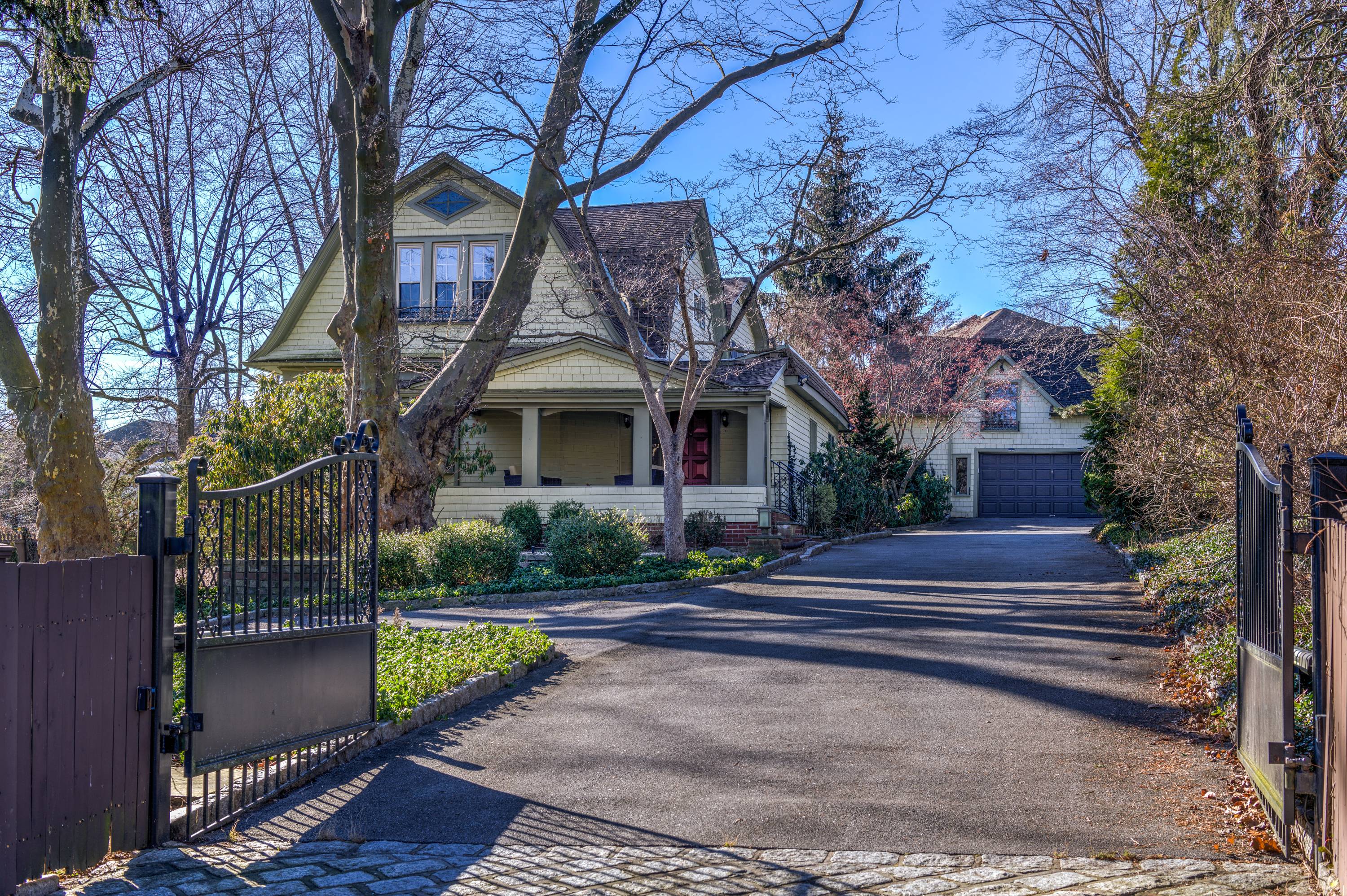 Stunning grand Dutch Colonial with 4 beds + 3.5 baths in Scarsdale, NY