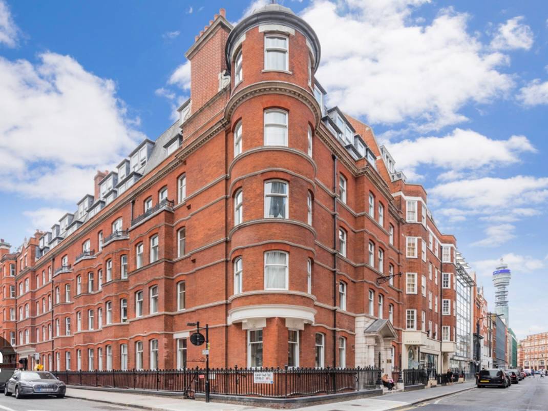 A well presented 2 bed 2 bath apartment on the first floor in a charming period mansion block in the heart of Fitzrovia, W1T