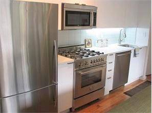 **BRAND NEW DEVELOPMENT ~ ELEGANT 3 BEDROOMS 2 BATHROOMS CONDO IN COBBLE HILL BROOKLYN FOR SALE ~ FITNESS CENTER ~ ROOFTOP DECK ~ WASHER & DRYER ~ JACUZZI ~ CHILDREN'S PLAYROOM ~ GARAGE ~ ELEVATOR ~  A TOUCH OF ELEGANCE!**