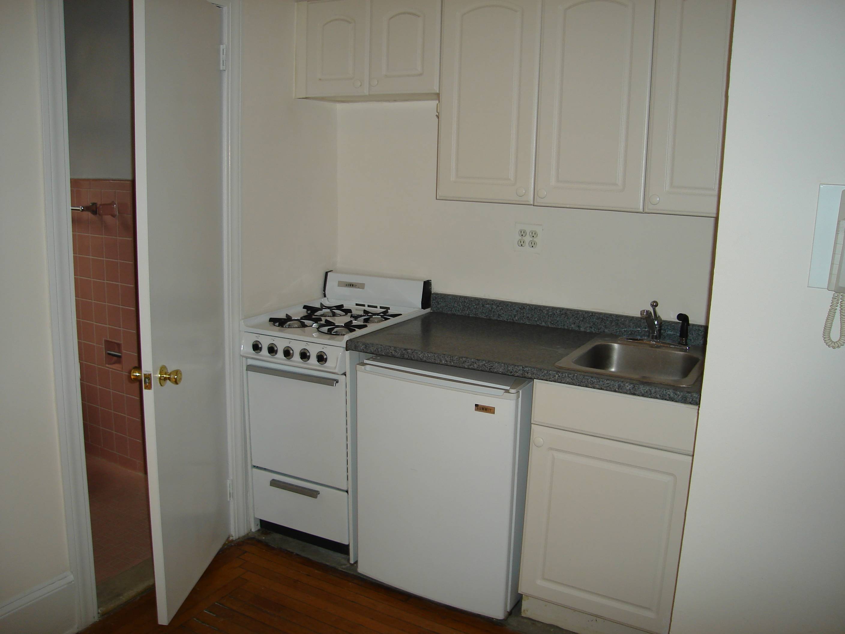 ONE BEDROOM APARTMENT - GREAT UWS LOCATION