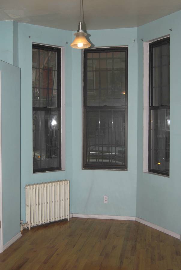 PRIME AREA in Willliamsburg floor through 2 flex 3 bed apartment! 1 block from L train
