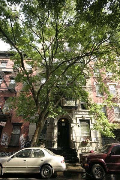 East Village two bed in charming pre-war building, perfect share! Close to NYU, Thompkins Square Park, Union Square, LES, Astor Place, bars and restaurants! 