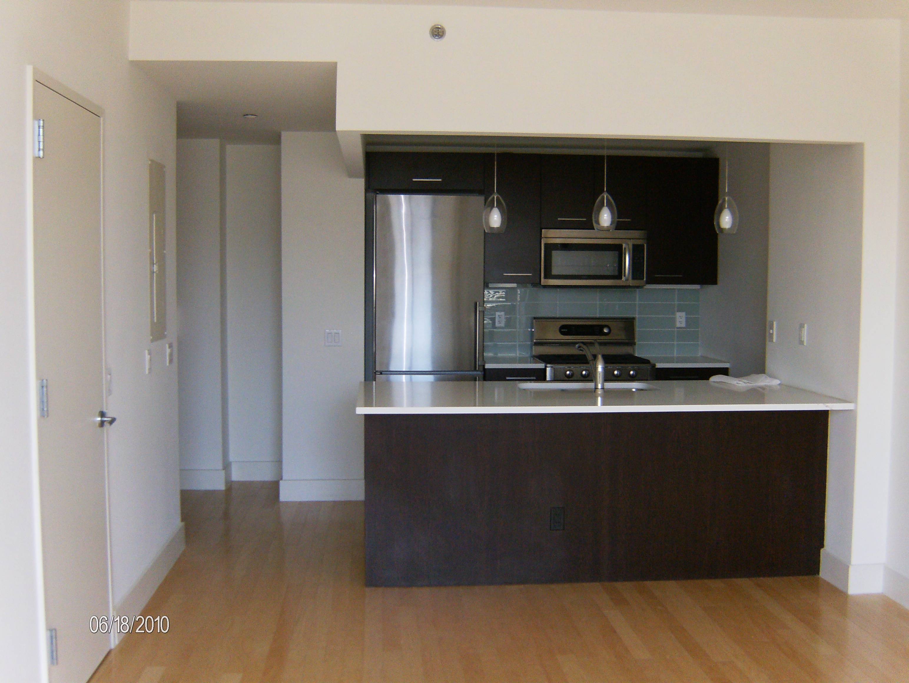 Studio apartment in Long Island City, PRICED TO RENT QUICKLY $1,800!! Washer and Dryer, Luxury building, Gym, Roofdeck, Doorman. Available Immediately!
