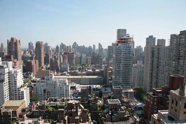 High-Floor 5 Bedroom / 4BR + Library with Great City and River Views in Lenox Hill