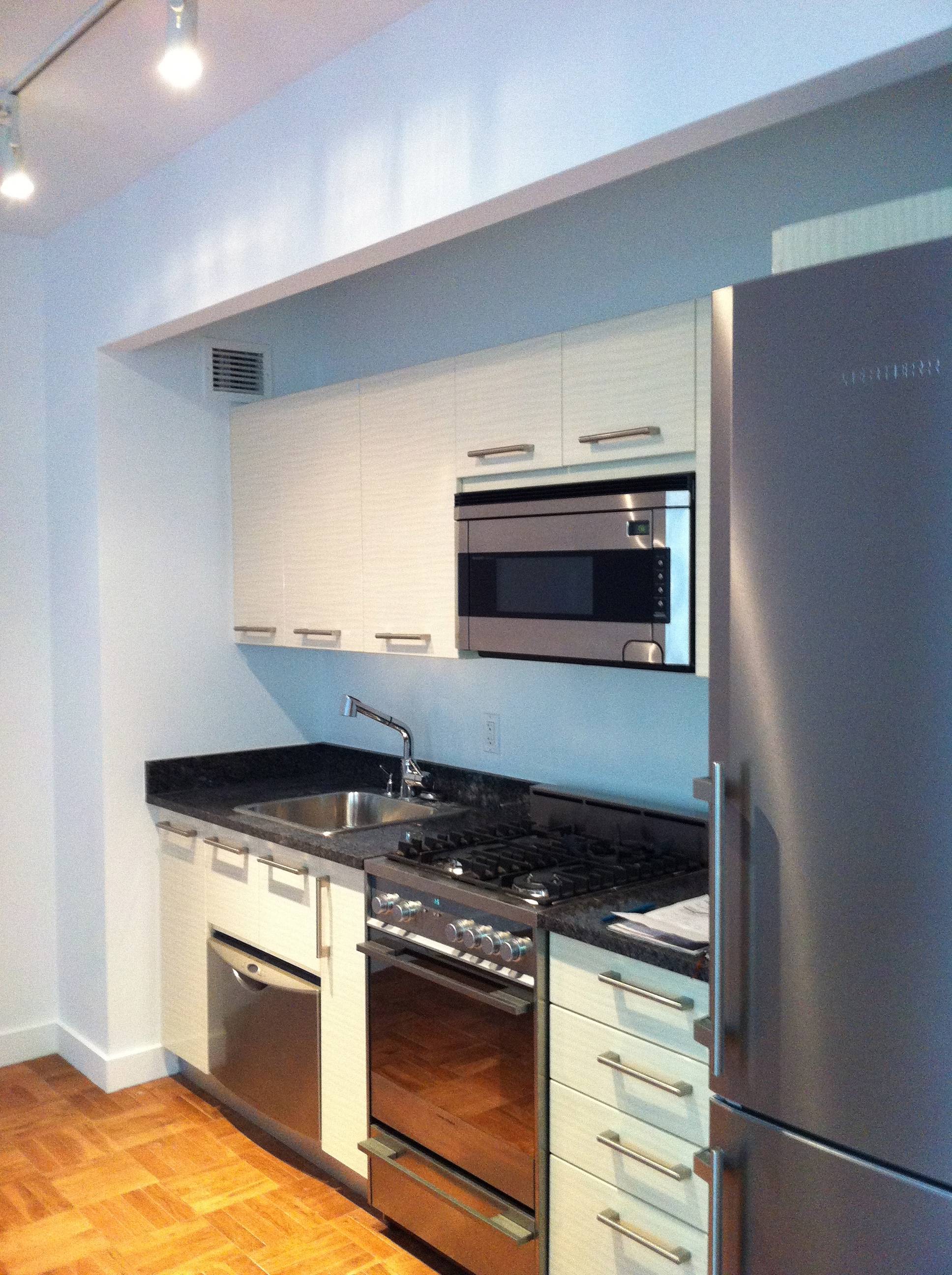 Bright Luxurious Studio near Wall Street, Art Deco Building, Modern Kitchen!