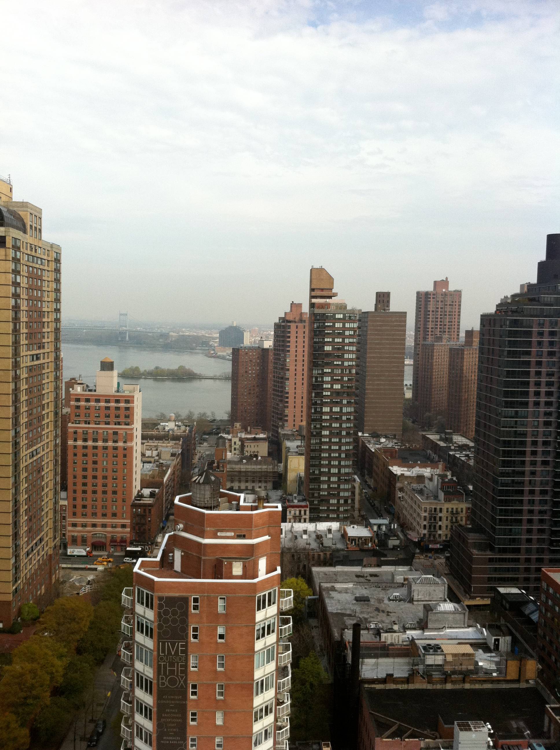 Fantastic 2 bedroom in the Upper East Side...laundry...rooftop deck...doorman!!