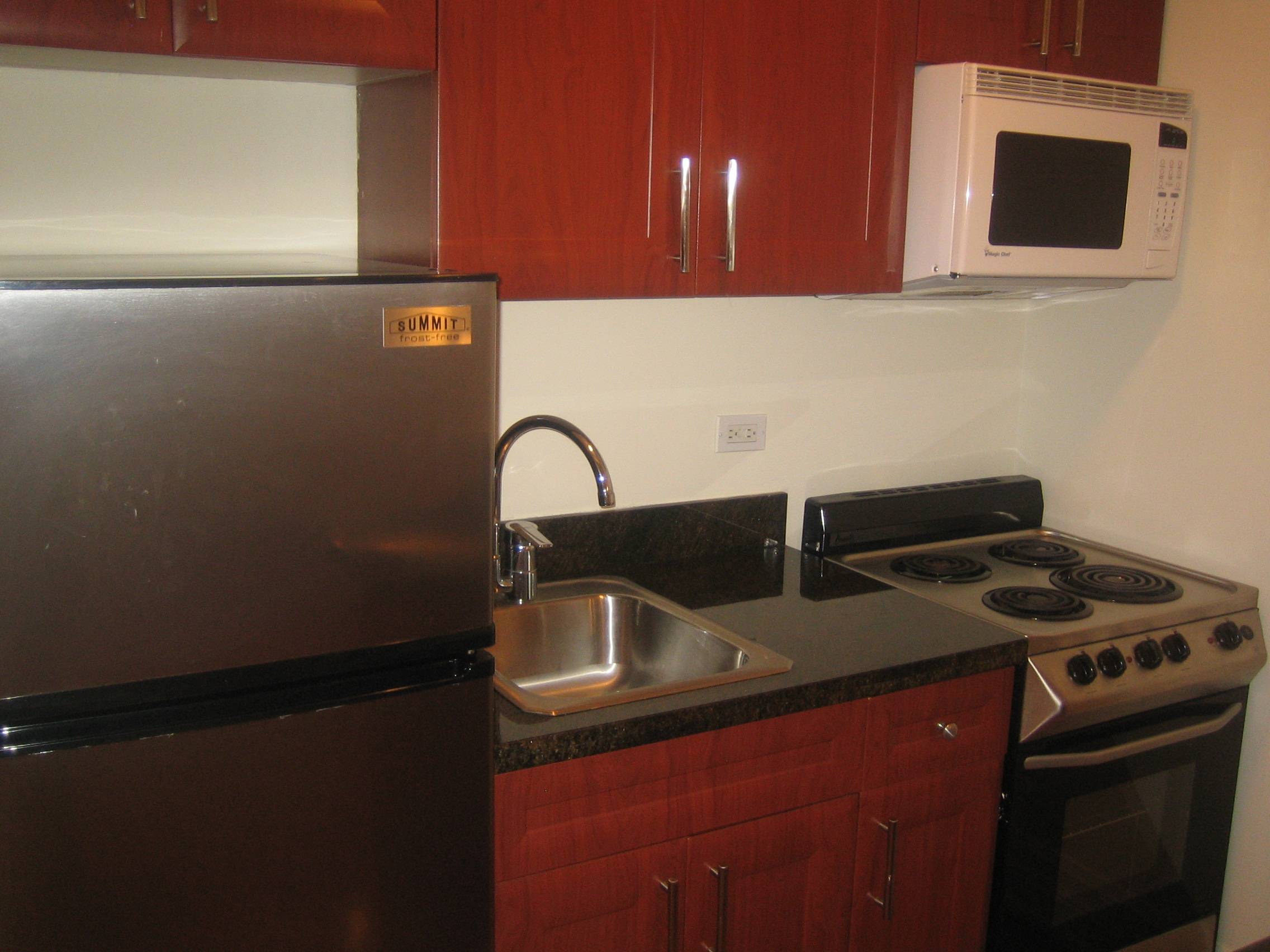 **West 73 & Broadway renoveted studio ** Full service and Gym** 