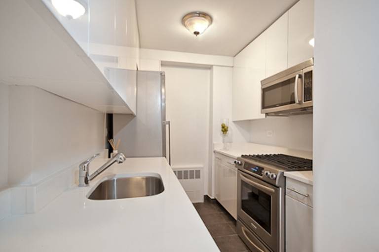 LARGE 1 BED 1 BATH COOP NO BOARD with AMAZING SOUTHERN VIEW OFF FIFTH AVE IN UNION SQURE