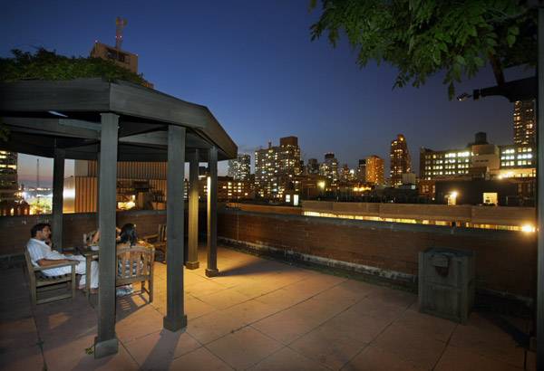 Midtown West (Hell's Kitchen): Spacious 1 Bed / 1 Bath. Blocks from Central Park and Columbus Circle.