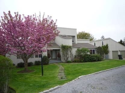 Contemporary 4 Bedroom with Great Yard and Pool Water Mill South
