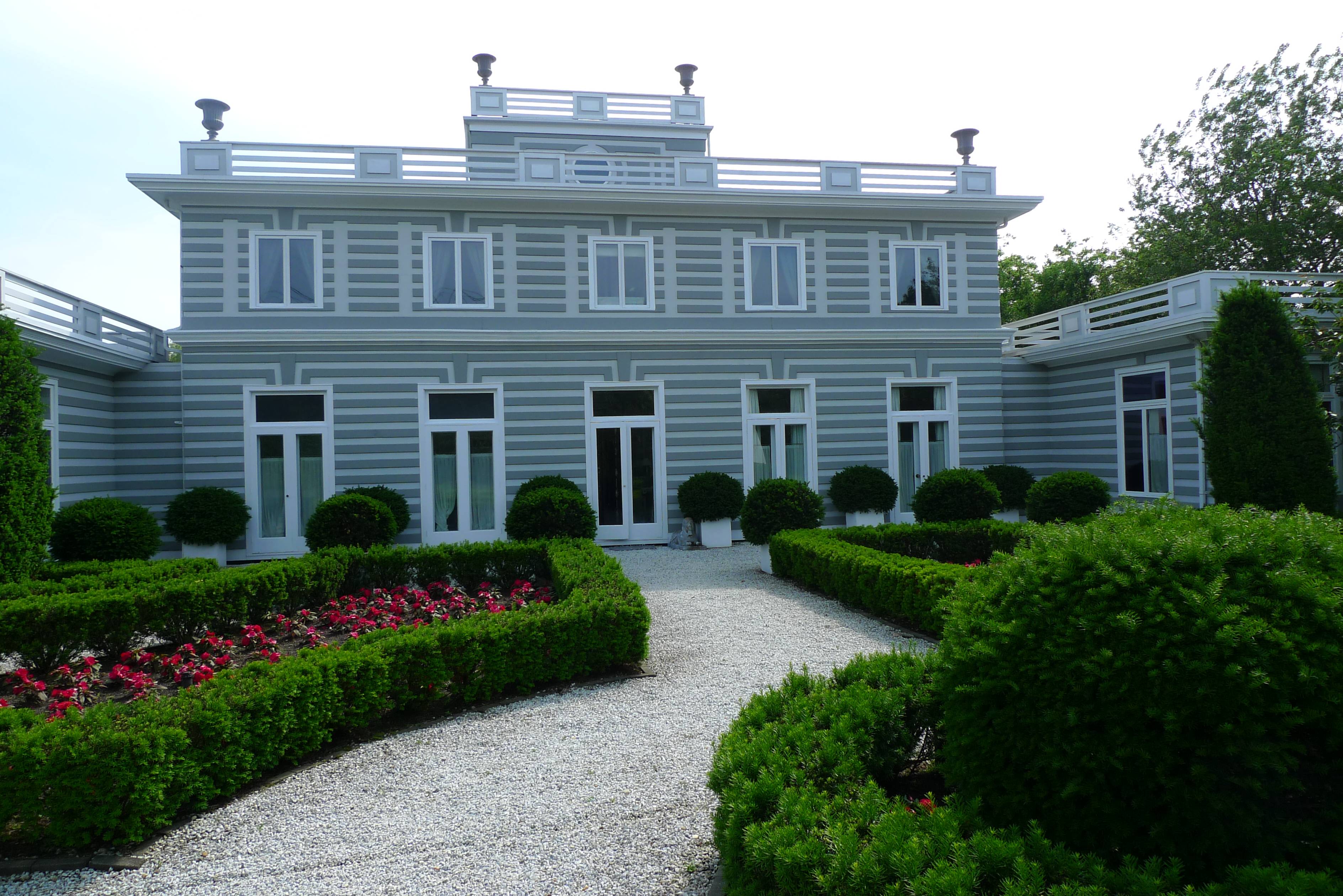 UNIQUE FAMILY COMPOUND in WATER MILL SOUTH