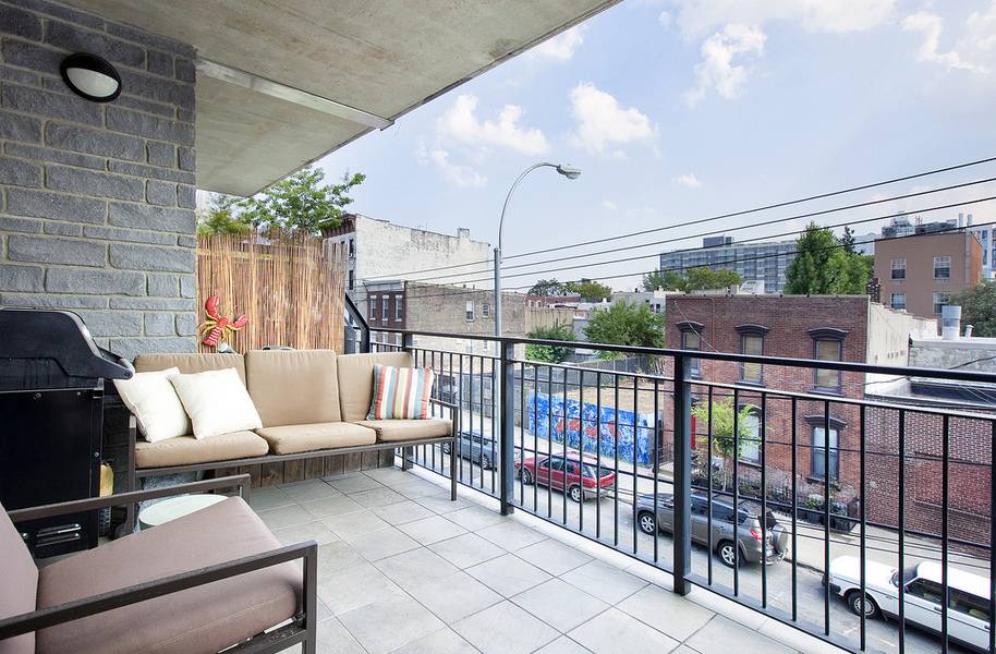 LIC/Hunters Point Approx 1300sf, 2BR, 2Bath Condo with Pvt Terrace. Price includes 60K Parking Space Call Buyer's Agent 917 748 4810